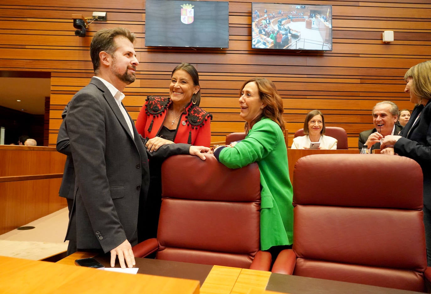 El portavoz de Grupo Socialista, Luis Tudanca, conversa con las procuradoras Ana Sánchez y Rosa Rubio durante la segunda sesión del Pleno de las Cortes de Castilla y León