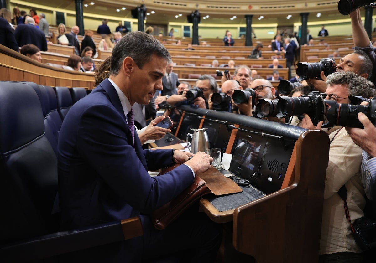 El presidente del Gobierno, Pedro Sánchez, en su escaño, momentos antes de su comparecencia en el Congreso