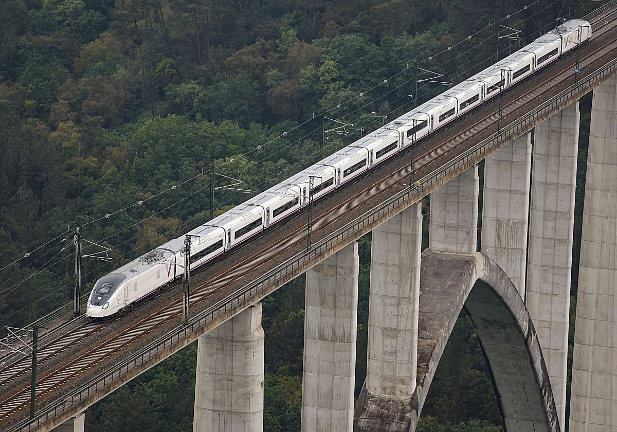 El tren de alta velocidad Avril S106 pasa sobre el viaducto del Ulla