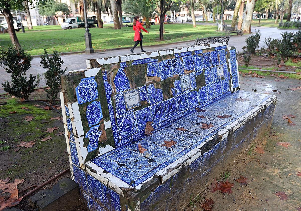 Imagen de uno de los deteriorados bancos históricos de los Jardines de Agricultura