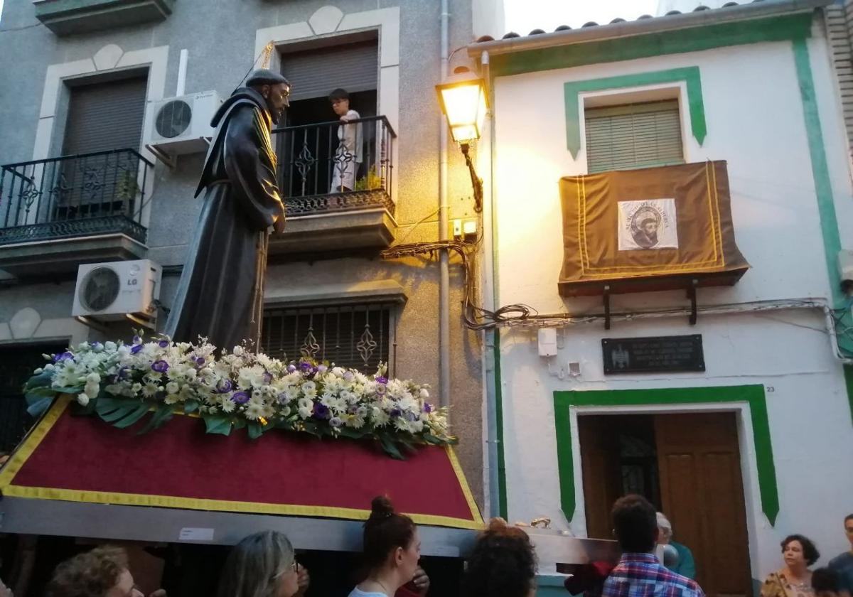 Procesión del año 2022 pasando por la puerta de la casa en la que vivió el futuro santo en Aguilar