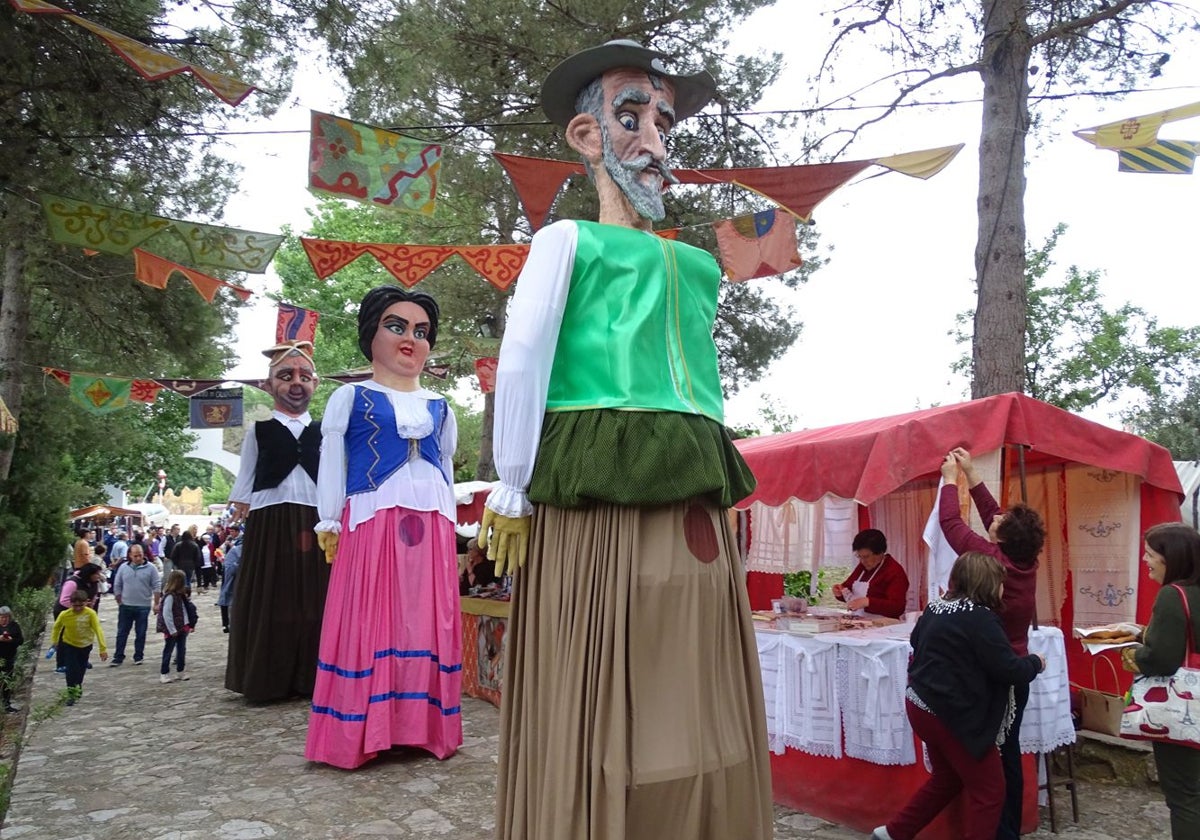 La programación comenzará el sábado por la tarde, con un pasacalles con gigantes y cabezudos quijotescos