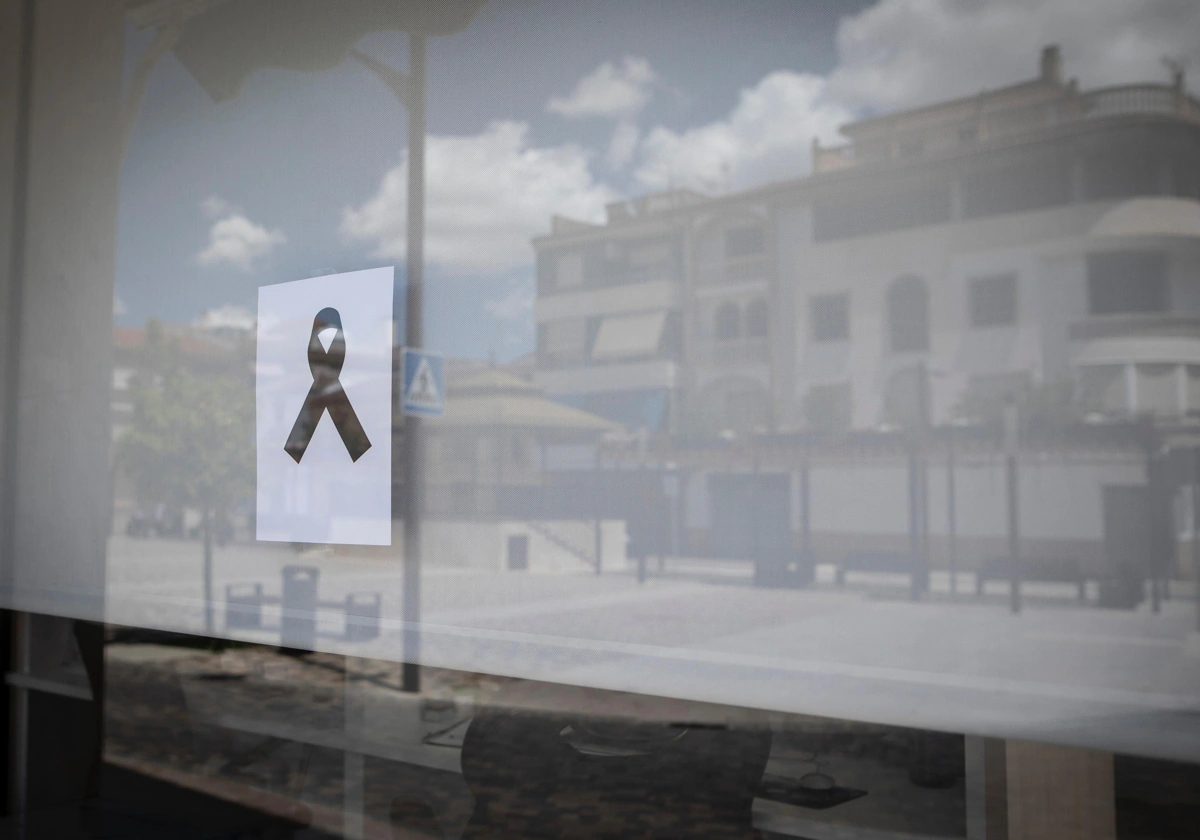 Crespón de luto en la fachada del Ayuntamiento de Huétor Tájar