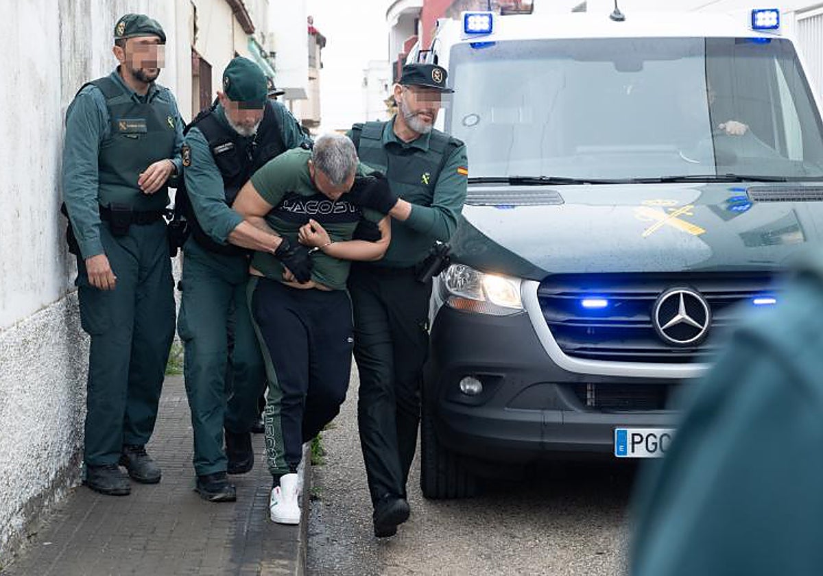 La Guardia Civil lleva al juzgado a uno de los detenidos