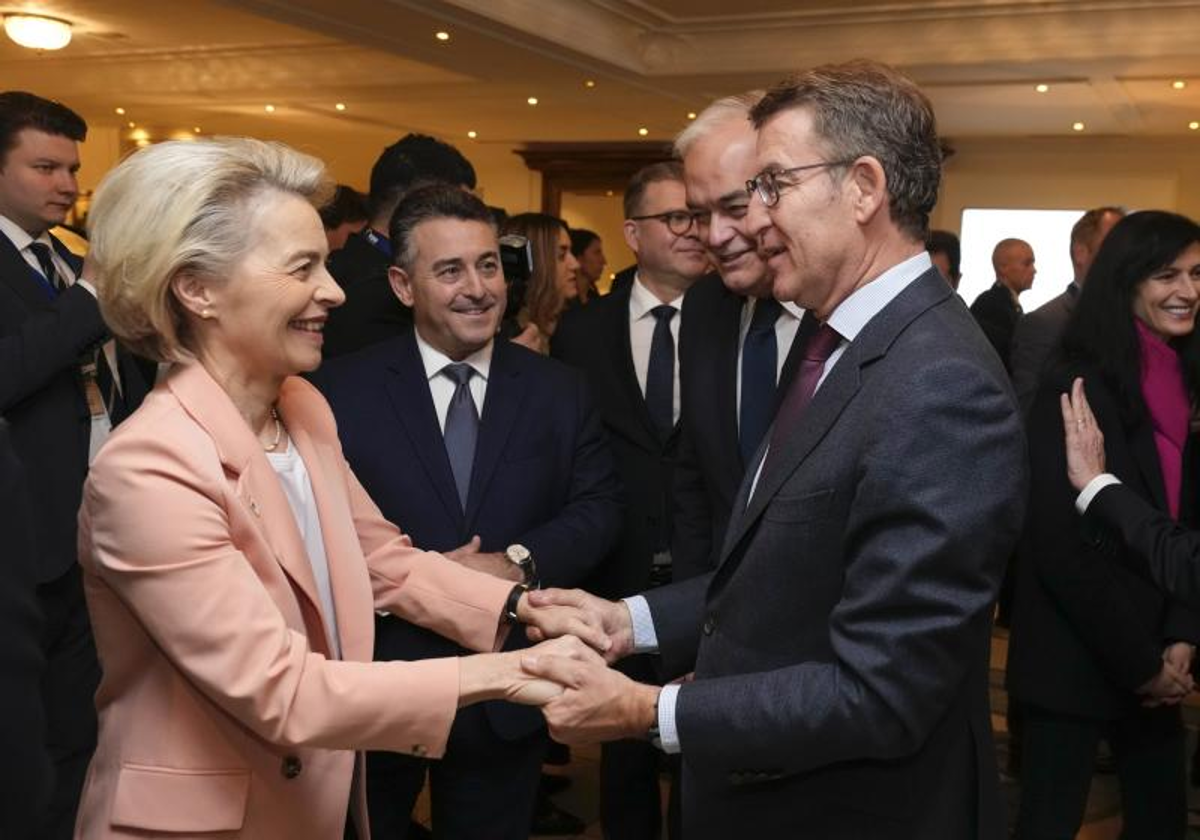 Ursula Von der Leyen y Alberto Núñez Feijóo, en diciembre de 2023, en una reunión de dirigentes europeos del PP en Bruselas