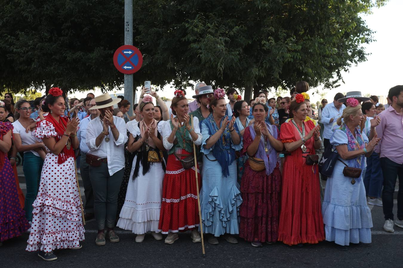 La hermandad del Rocío del Salvador llevó la alegría a las calles de Sevilla por las que fue pasando