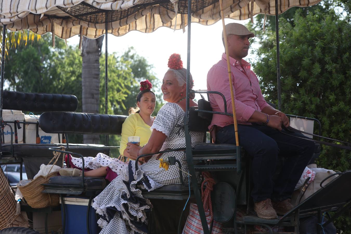 La hermandad del Rocío del Salvador llevó la alegría a las calles de Sevilla por las que fue pasando