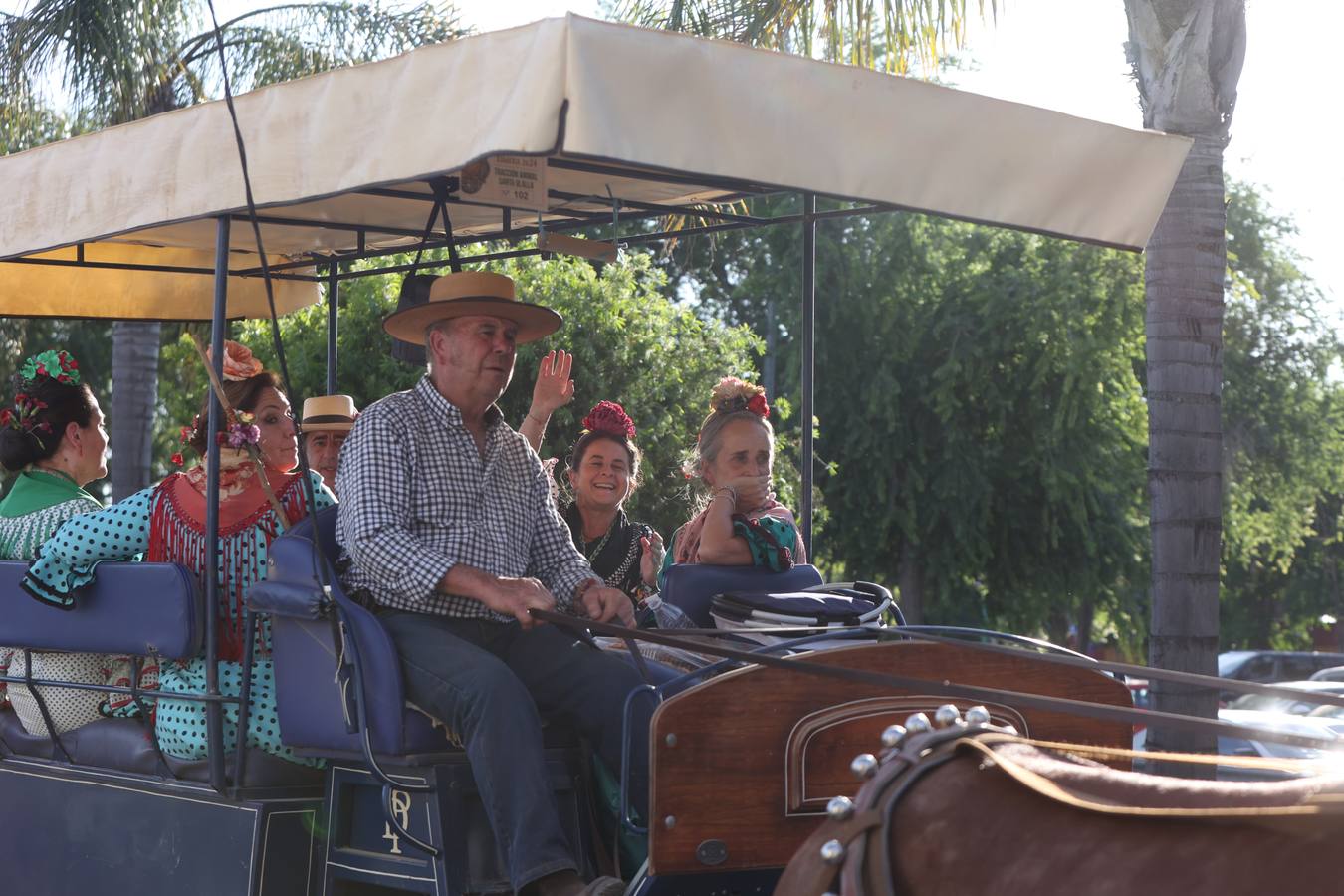 La hermandad del Rocío del Salvador llevó la alegría a las calles de Sevilla por las que fue pasando