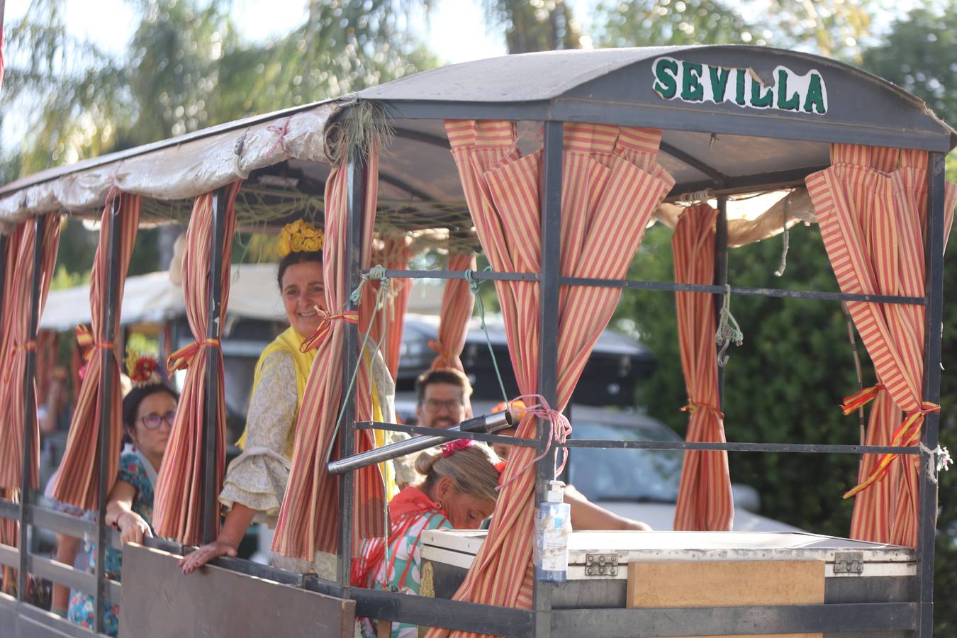 La hermandad del Rocío del Salvador llevó la alegría a las calles de Sevilla por las que fue pasando