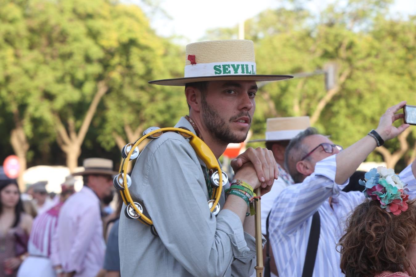 La hermandad del Rocío del Salvador llevó la alegría a las calles de Sevilla por las que fue pasando
