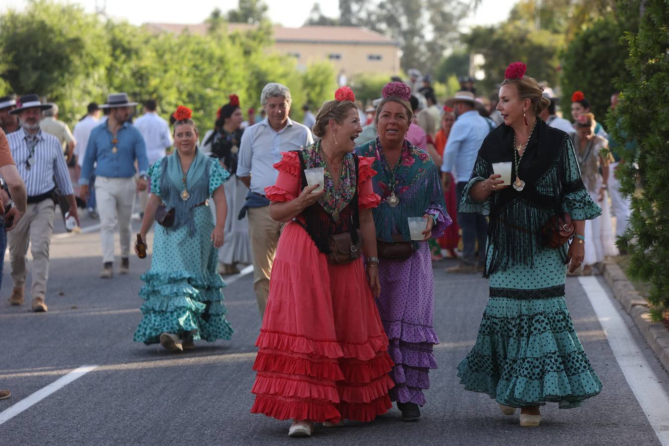 La hermandad del Rocío del Salvador llevó la alegría a las calles de Sevilla por las que fue pasando