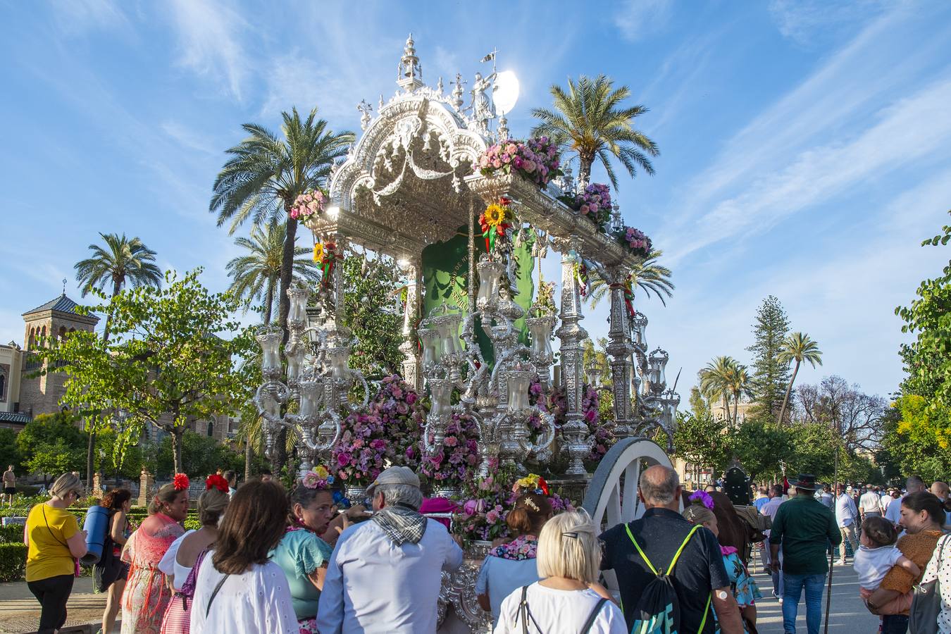 La hermandad del Rocío de Sevilla Sur durante su llegada a Sevilla