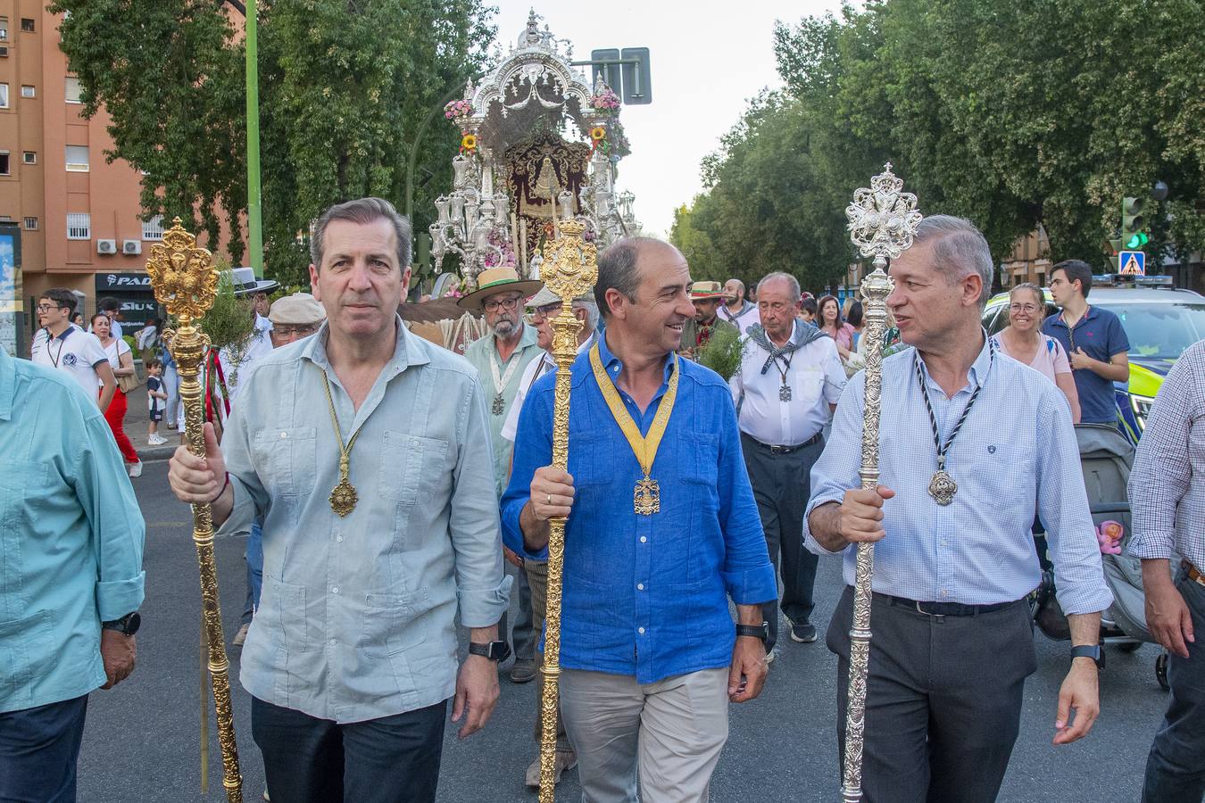 La hermandad del Rocío de Sevilla Sur durante su llegada a Sevilla