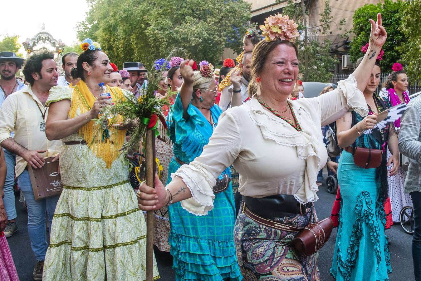 La hermandad del Rocío de Sevilla Sur durante su llegada a Sevilla