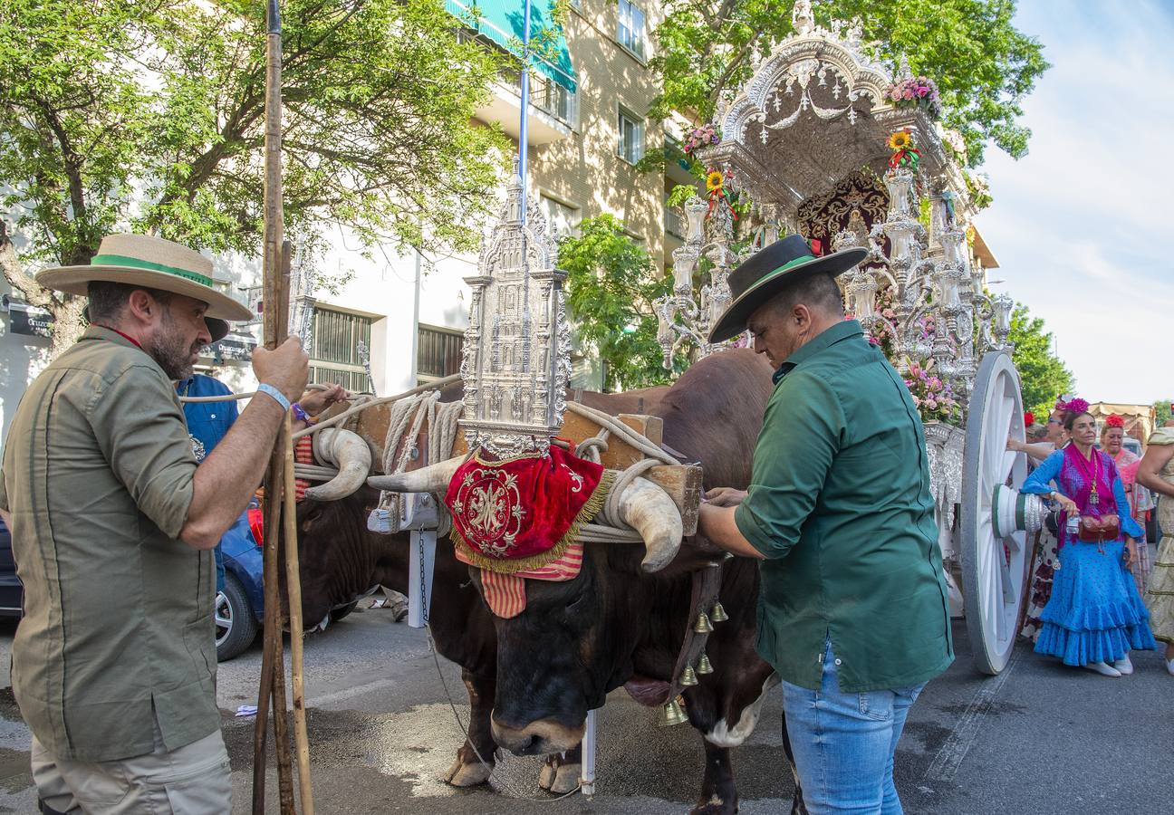 La hermandad del Rocío de Sevilla Sur durante su llegada a Sevilla