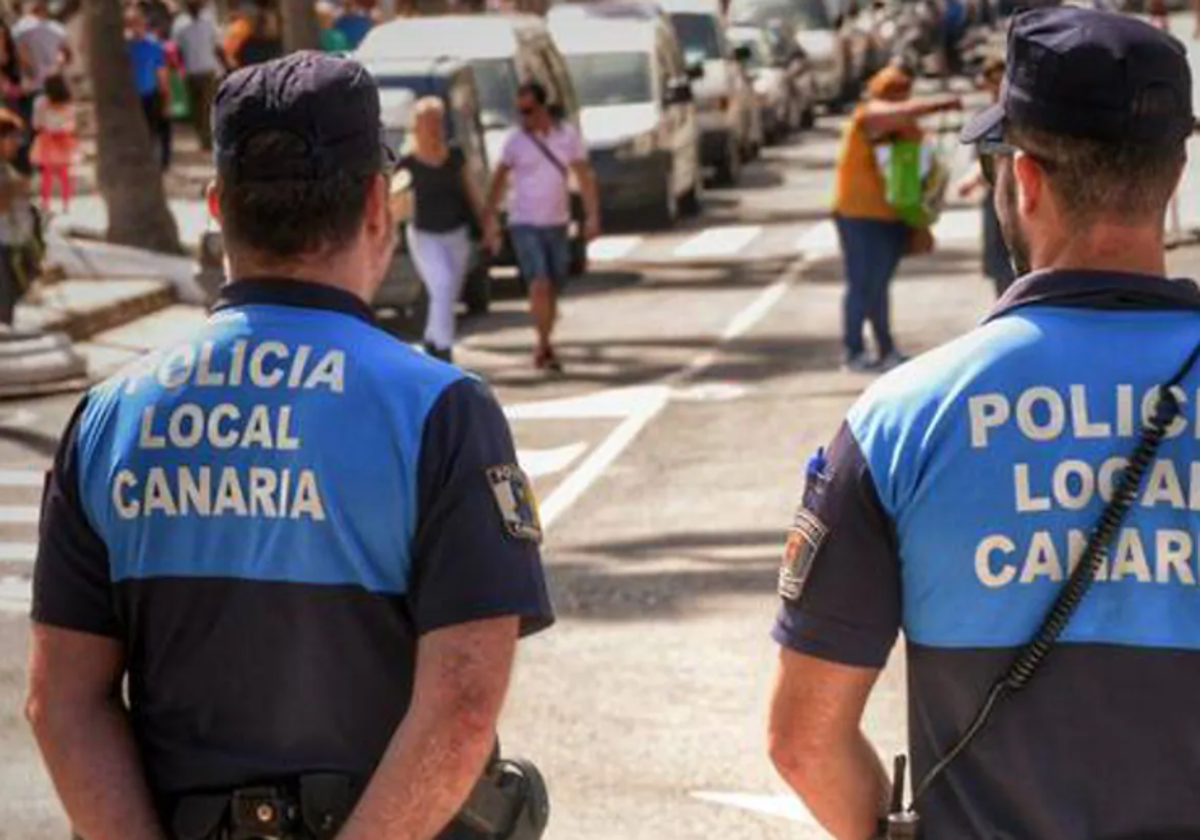 Agentes uniformados en foto de archivo