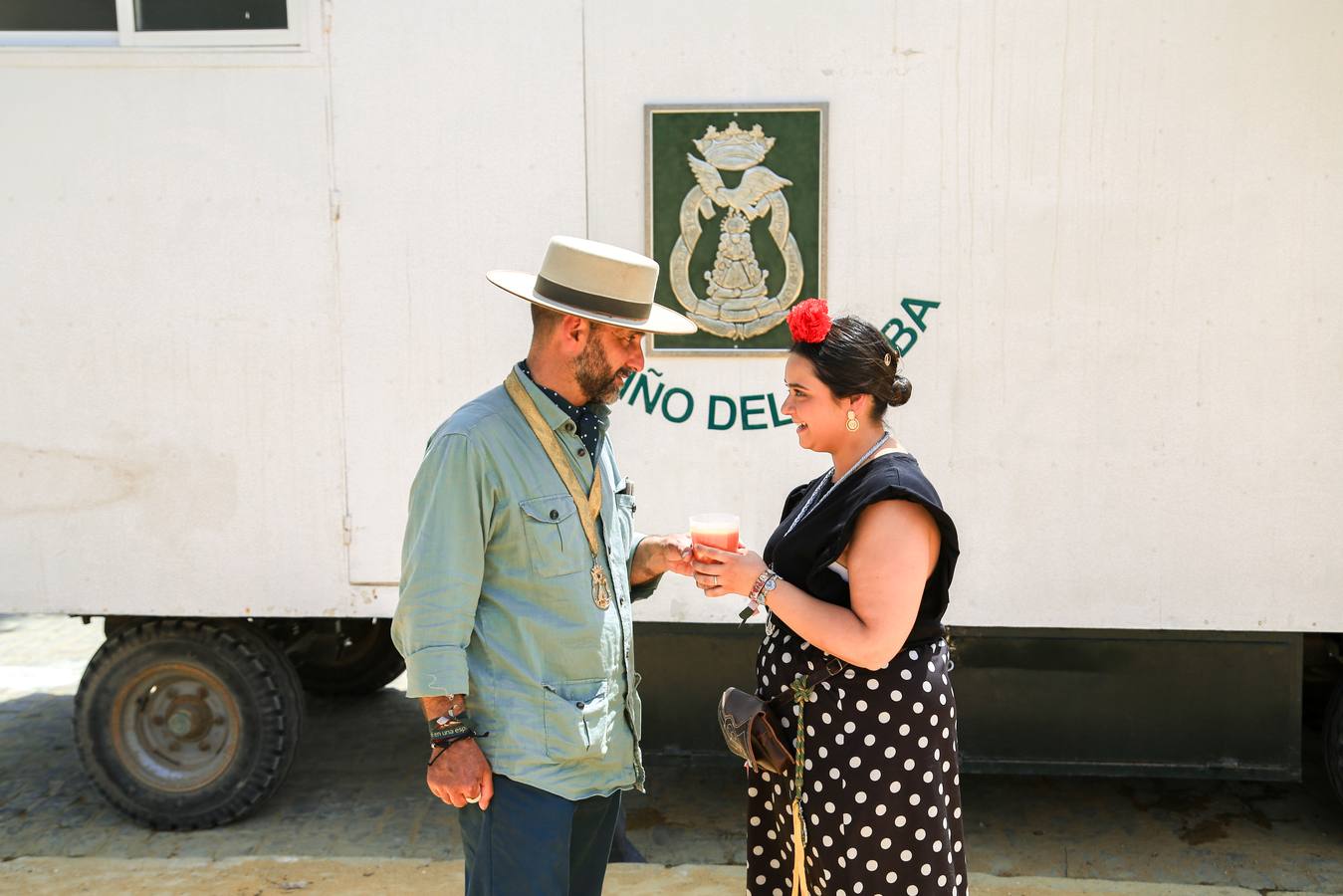 La hermandad llegó a Sevilla a mediodía y realizaron una parada antes de continuar hacia su barrio