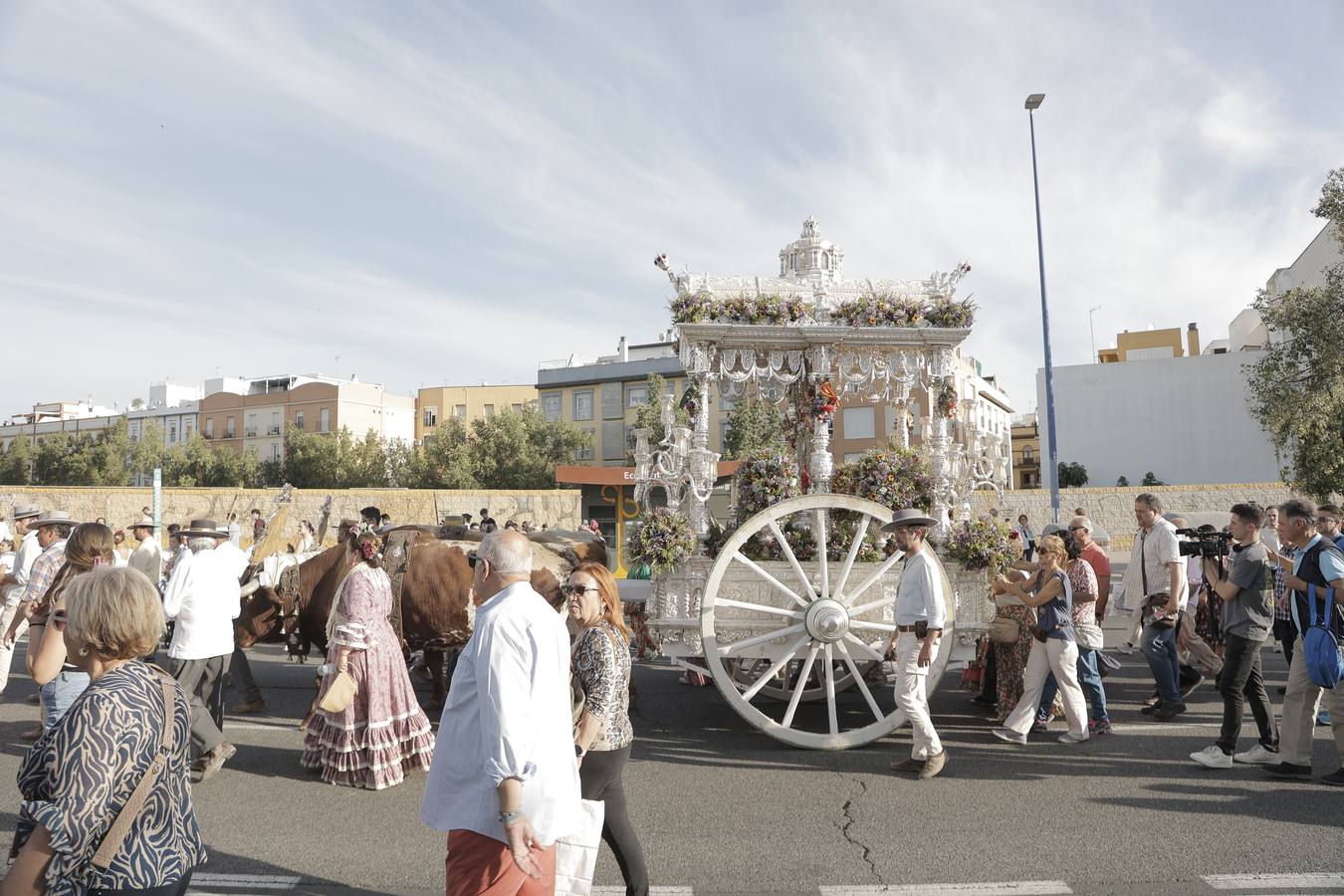 La primera parada de la hermandad de la Macarena cuando entra en Sevilla es en la Basílica del Cachorro