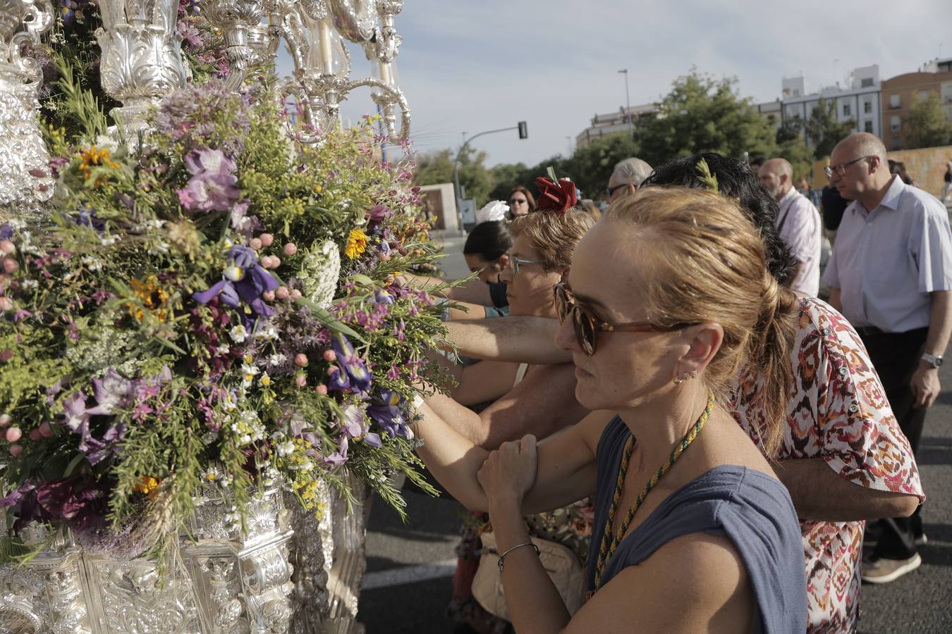 La primera parada de la hermandad de la Macarena cuando entra en Sevilla es en la Basílica del Cachorro