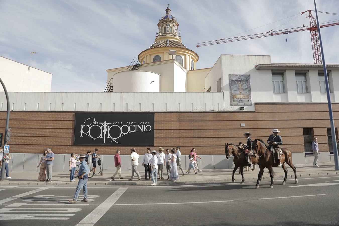 La primera parada de la hermandad de la Macarena cuando entra en Sevilla es en la Basílica del Cachorro