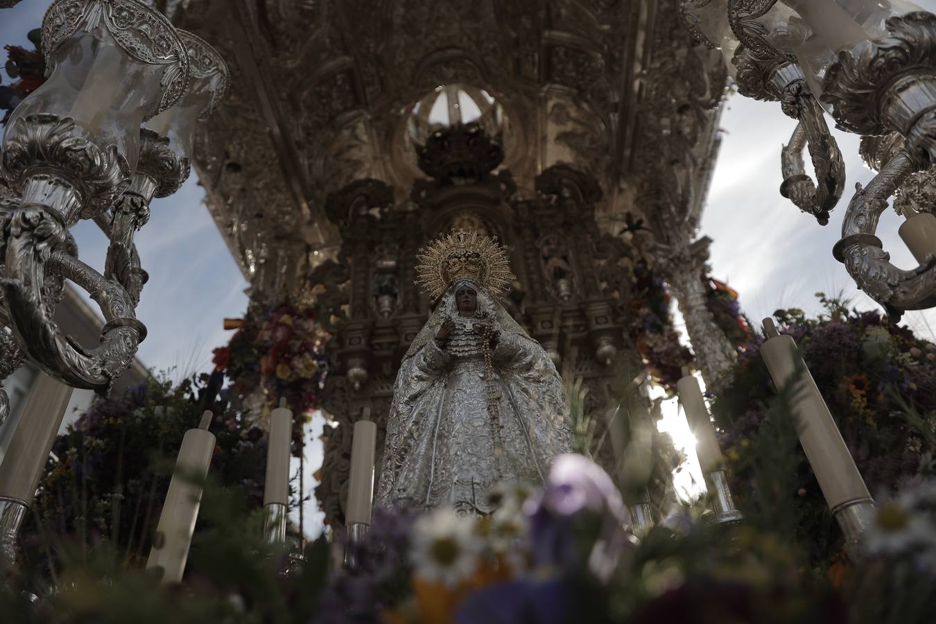 La primera parada de la hermandad de la Macarena cuando entra en Sevilla es en la Basílica del Cachorro