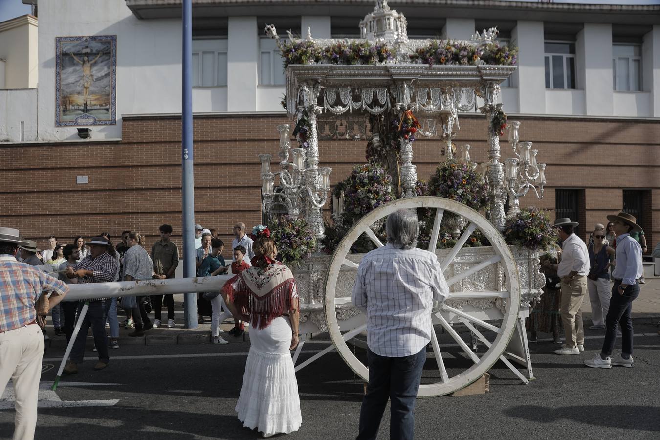 La primera parada de la hermandad de la Macarena cuando entra en Sevilla es en la Basílica del Cachorro