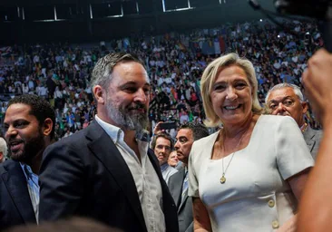 El presidente de Vox, Santiago Abascal, junto a la diputada francesa Marine Le Pen en el Viva 24 en el Palacio de Vistalegre de Madrid