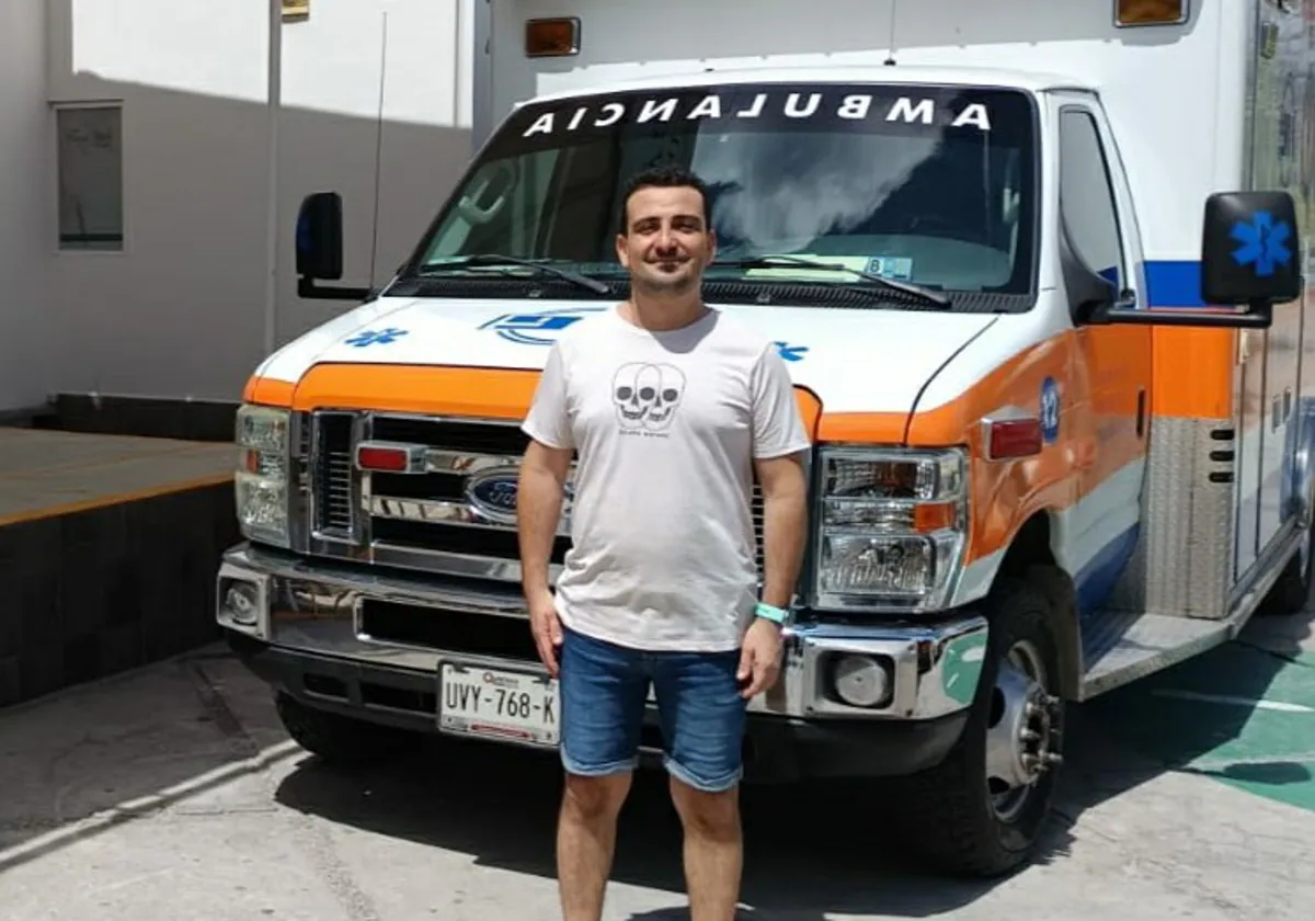 Adrián tras abandonar el hospital privado de Cancún