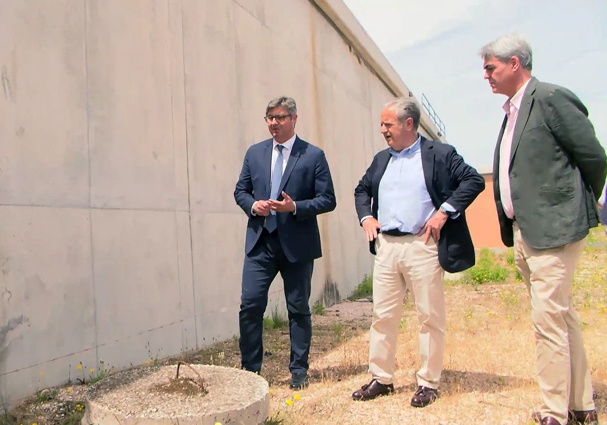 El presidente de la Diputación, el alcalde de Puente Genil y el gerente de Emproacsa, en su visita al depósito