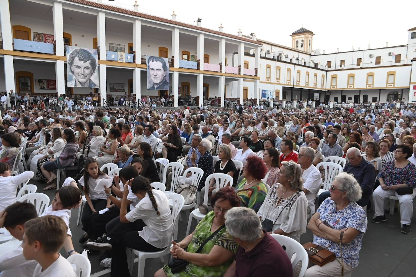 Fotos: La alegre procesión de María Auxiliadora por Córdoba