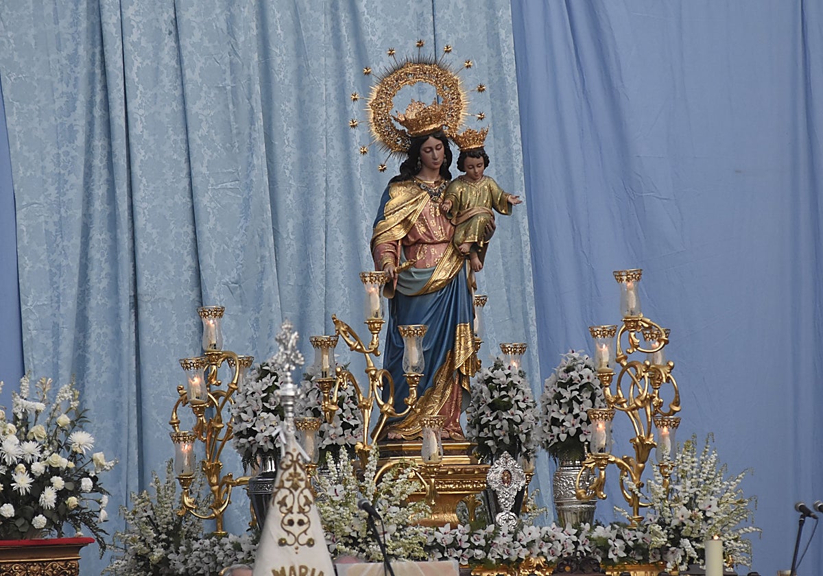 María Auxiliadora, al comienzo de su procesión, el viernes