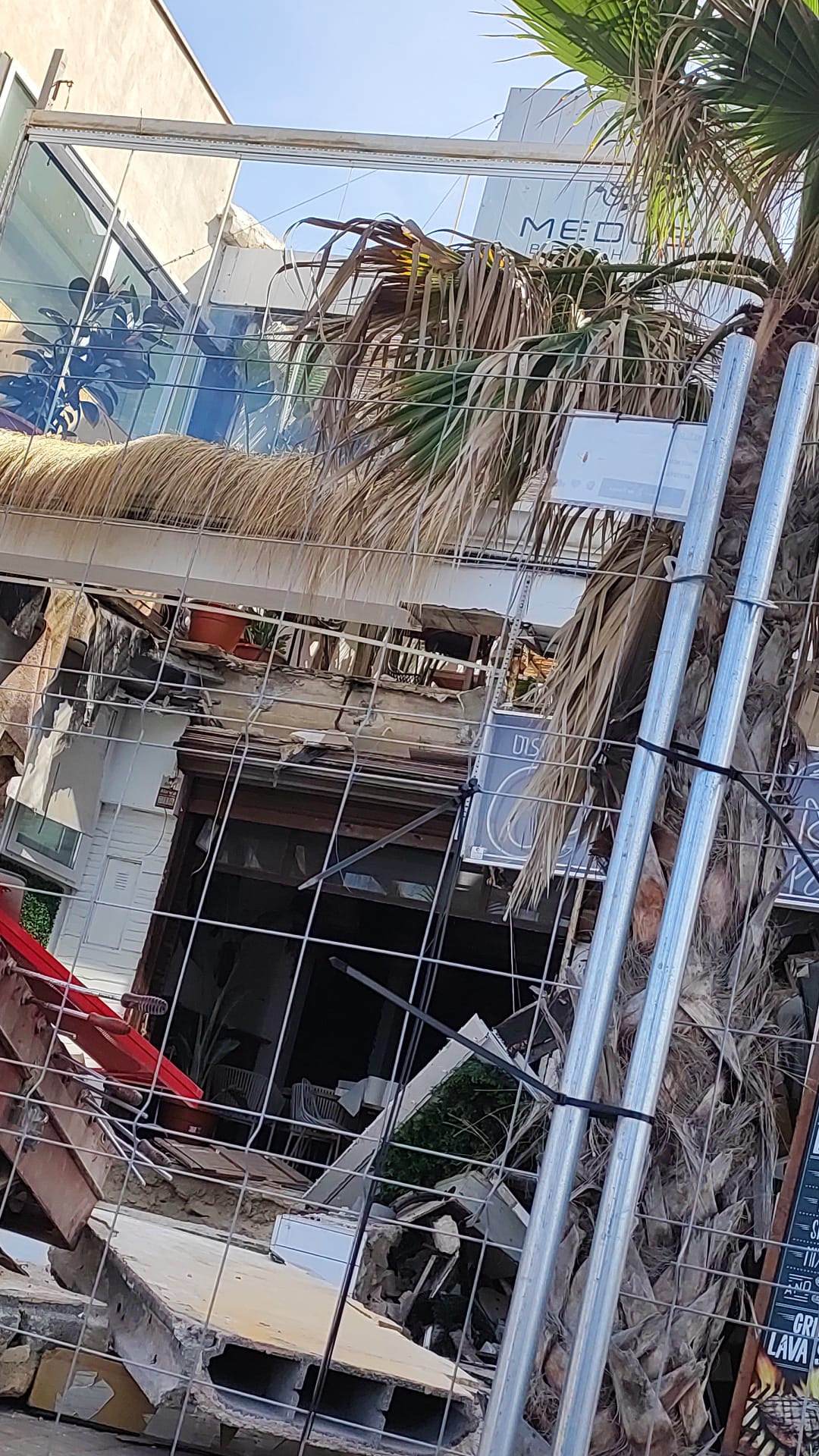 Los escombros tras el derrumbe en el local