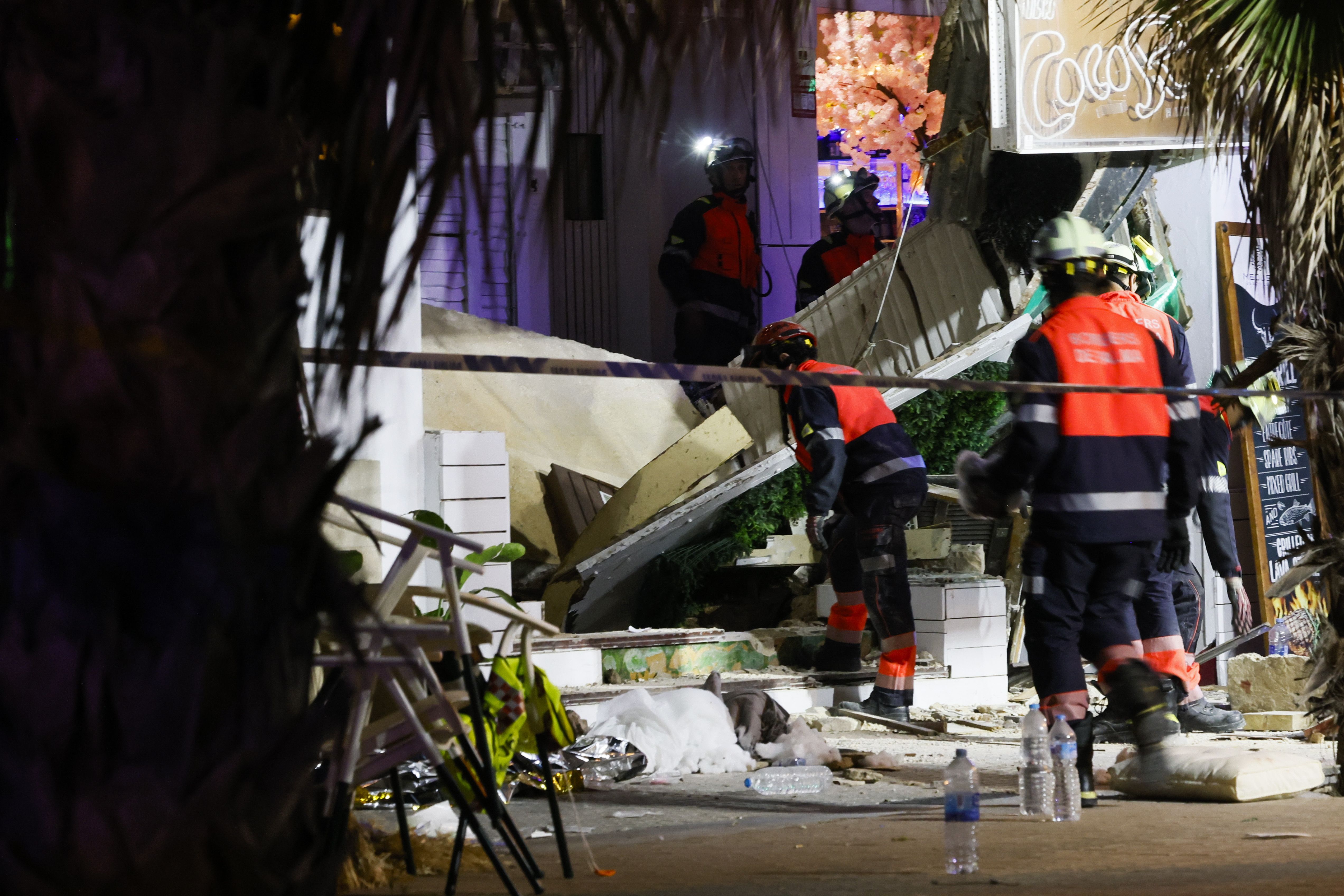 Bomberos de Palma inspeccionan el local derruido