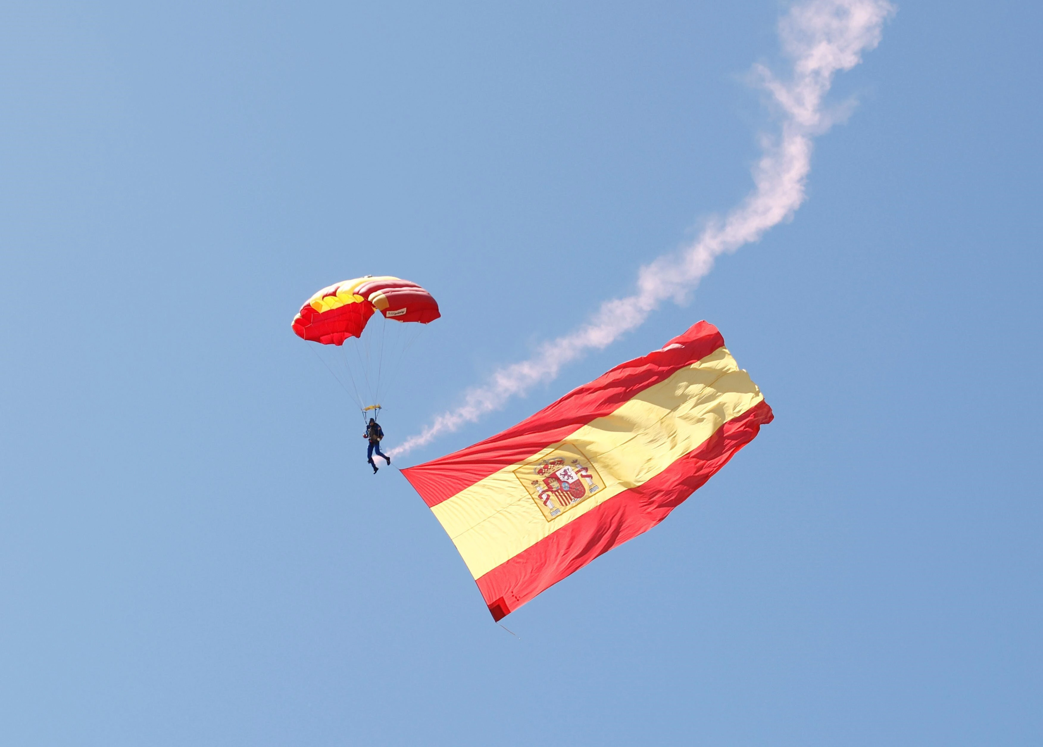 Un paracaidista del Ejército durante los actos de este viernes en Gijón con motivo del Día de las Fuerzas Armadas.