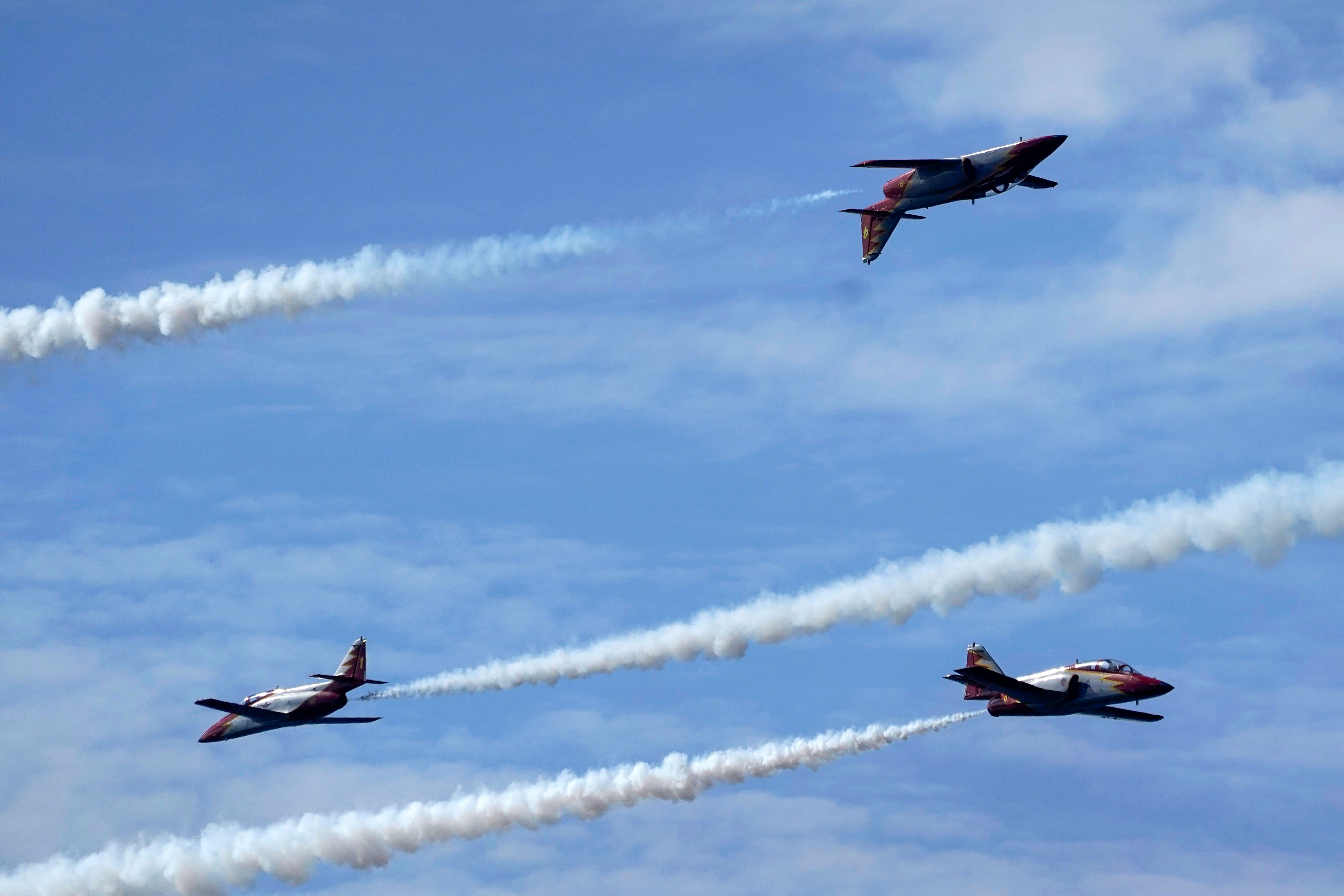 La patrulla Águila dibuja sobre el cielo de Gijón durante la exhibición militar de este viernes.