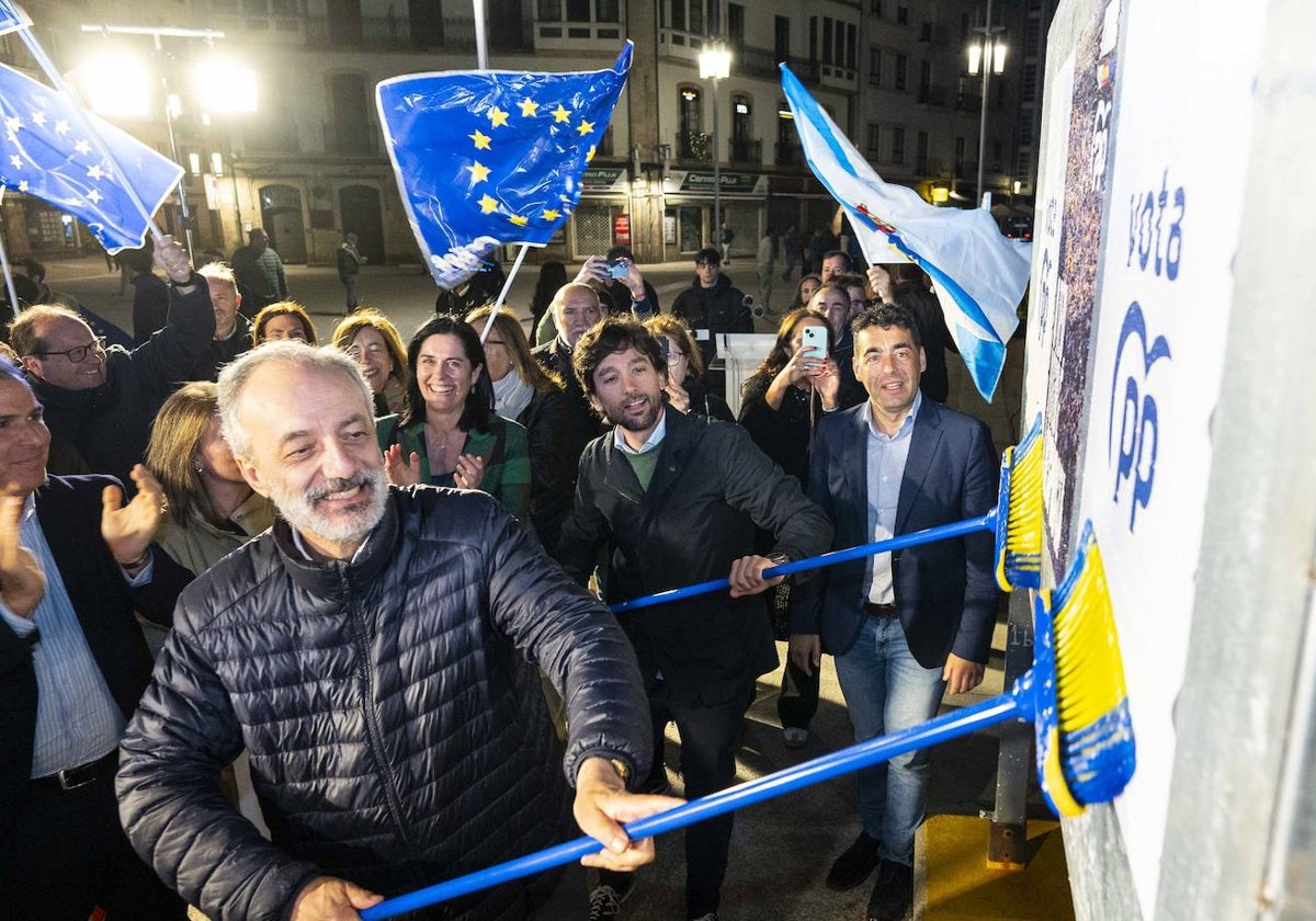 La pegada de carteles con la que el PPdeG ha arrancancado su campaña, en Pontevedra