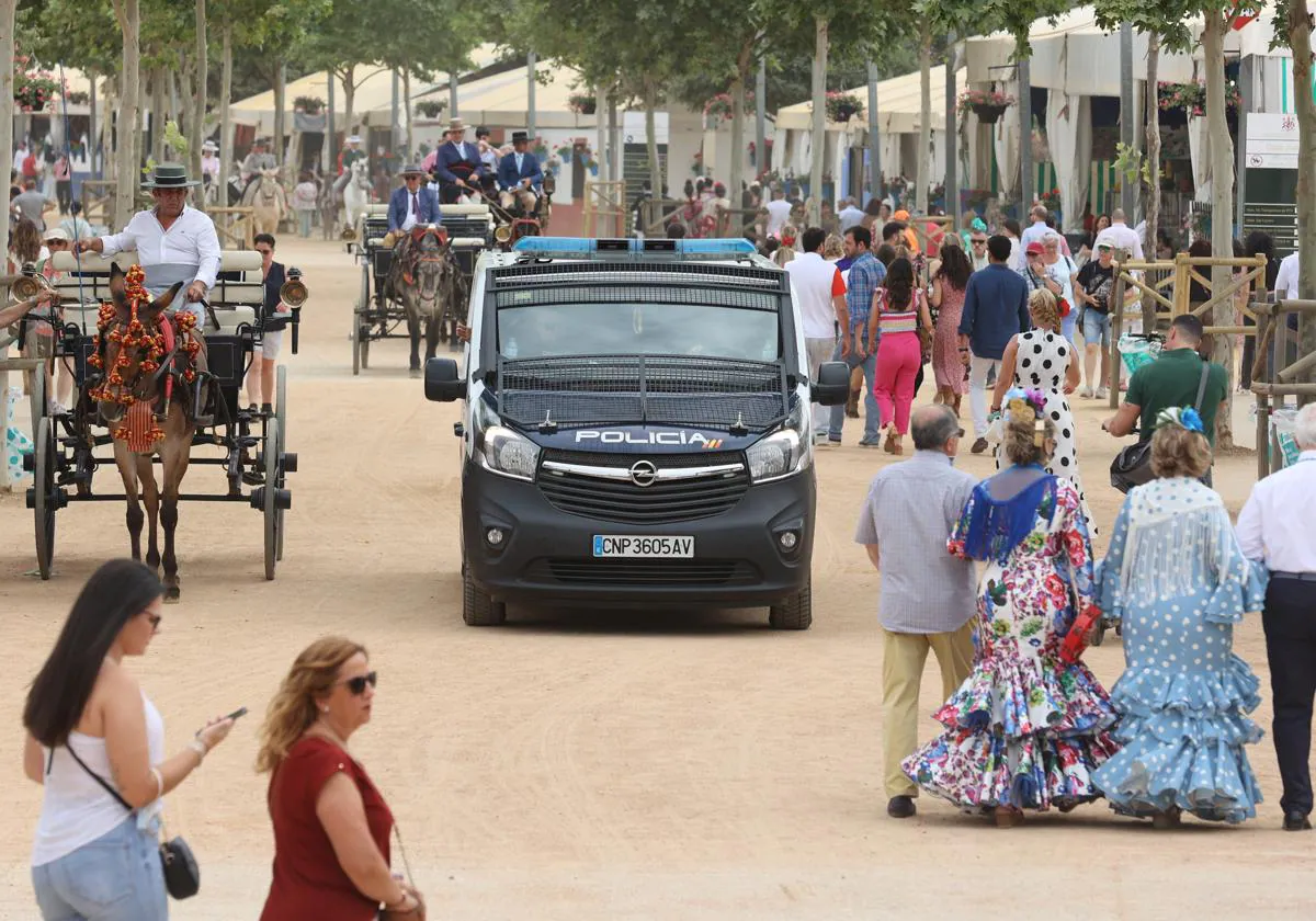 Un vehículo de la Policía Nacional durante el dispositivo de seguridad de la Feria de Córdoba