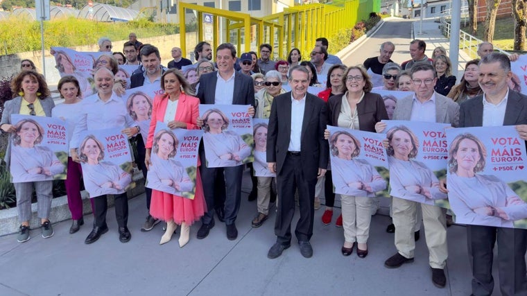 El PSOE gallego, ayer en Vigo, en una pegada de carteles 'virtual' en el barrio de Teis