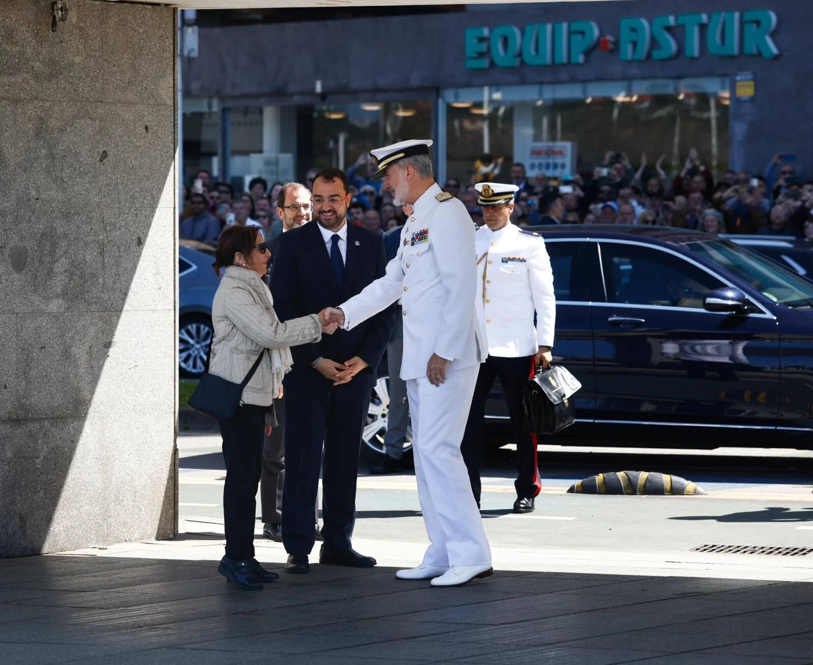 El Rey Felipe VI saluda a la ministra de Defensa, Margarita Robles, y al presidente del Principado de Asturias, Adrián Barbón.