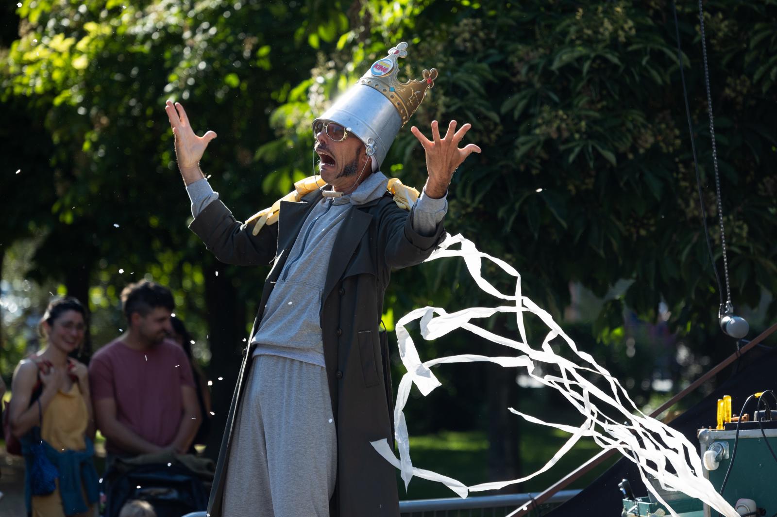 Propuesta de teatro gestual y clown de la mano de Ganso&Cía (del País Vasco) en la Plaza de Poniente