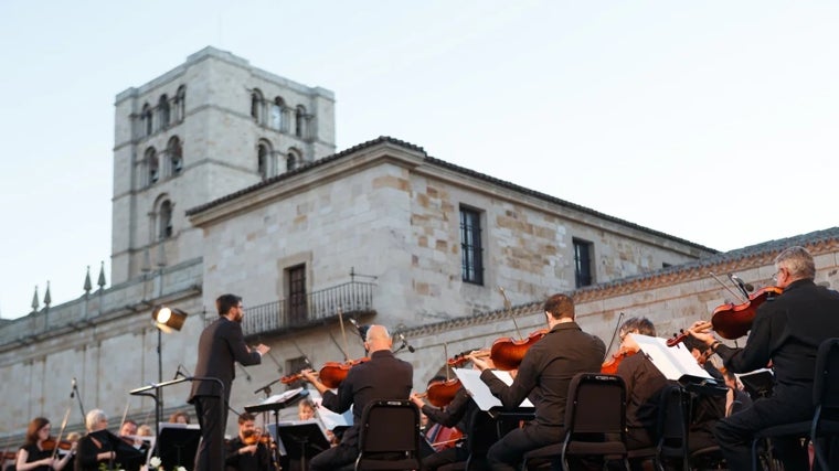 La OSCyL, en una anterior edición de 'Little Opera', en la plaza de la catedral de Zamora