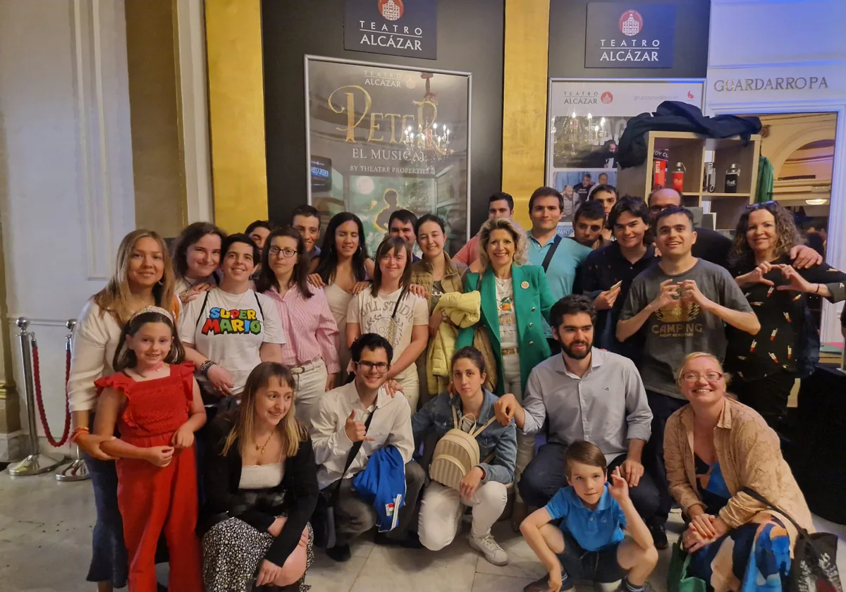 Miembros de la fundación y voluntarios de la empresa Europamundo, este sábado en el musical Peter Pan en Madrid