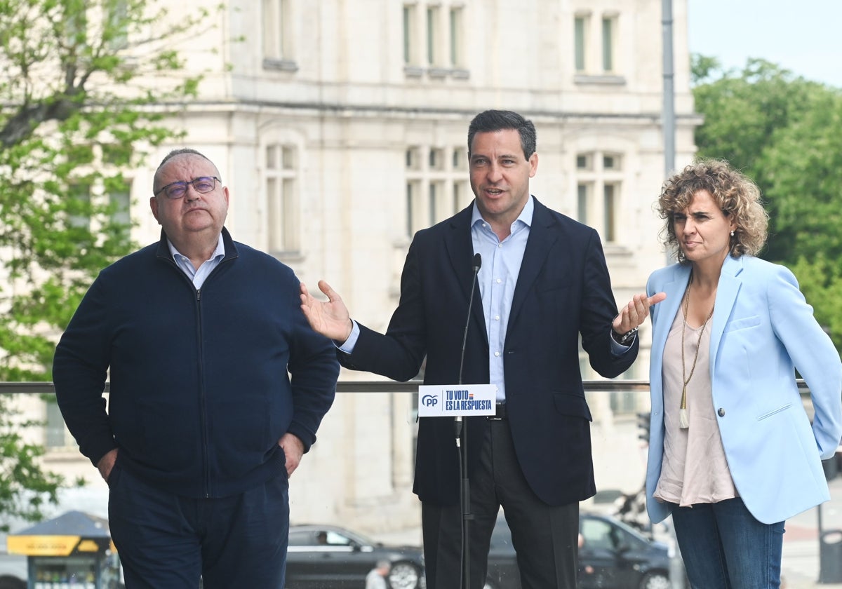 Raúl de la Hoz, flanqueado por el consejero de Sanidad, Alejandro Vázquez, y la cabeza de lista del PP a las europeas, Dolors Montserrat, este sábado en al acto de campaña en Burgos