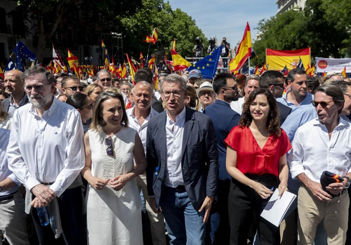 Feijóo, Rajoy, Gamarra, Ayuso y Aznar en la concentración del PP