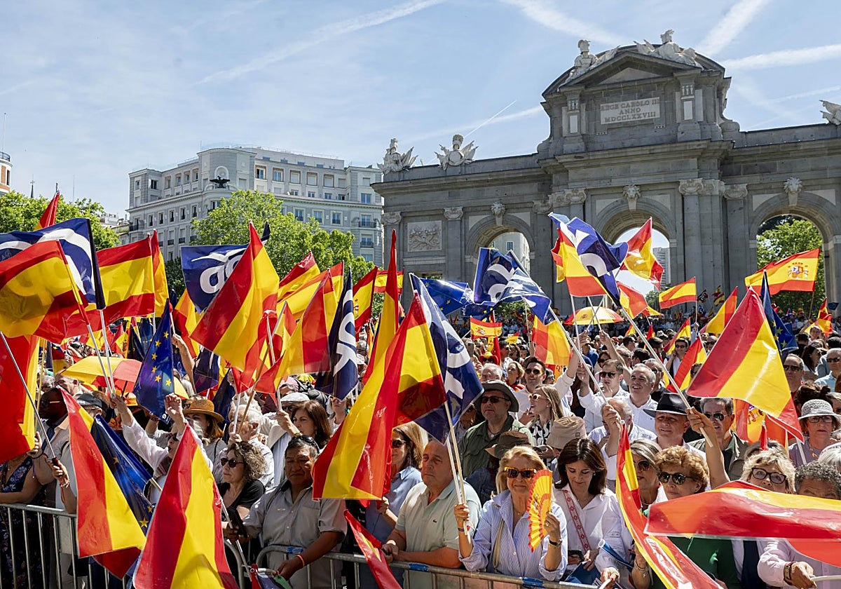 Decenas de personas durante la manifestación del PP