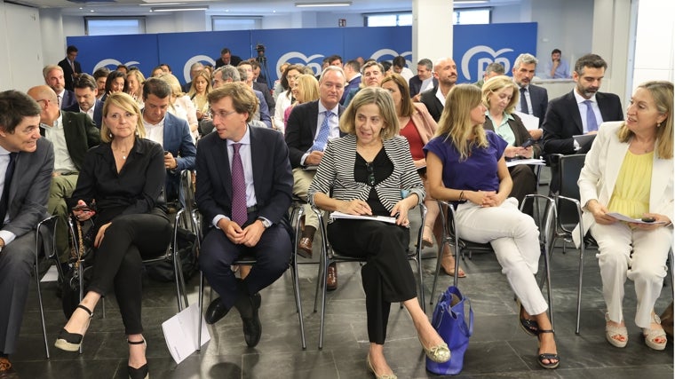 Bellido, en segunda fila por la izquierda, en un comité ejecutivo nacional del PP en Génova