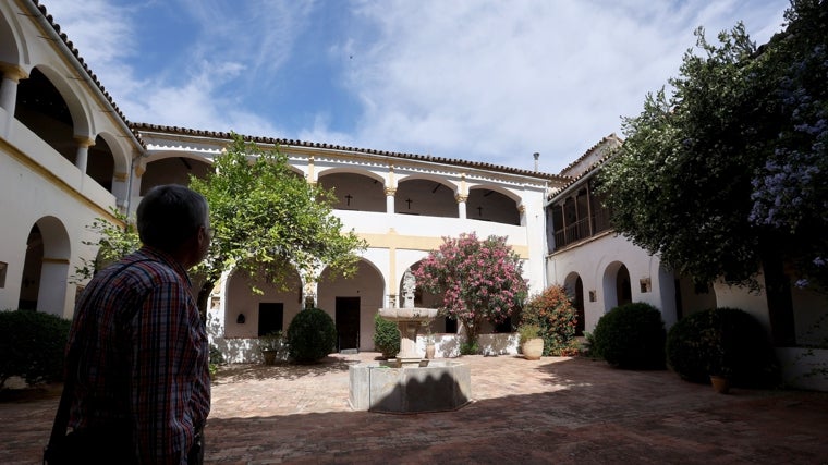 El claustro, conocido como patio del cinamomo