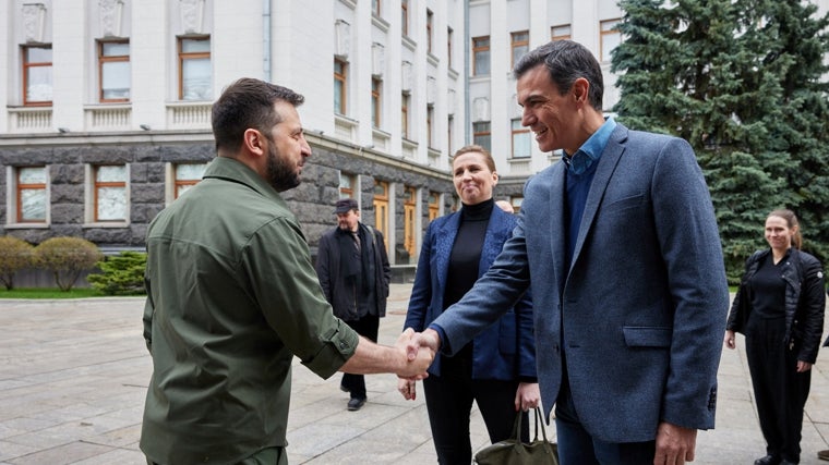 El jefe del Ejecutivo saluda al presidente ucraniano, Volodímir Zelenski, durante una visita oficial a ese país en abril de hace dos años. El mandatario ucraniano viene a España este lunes