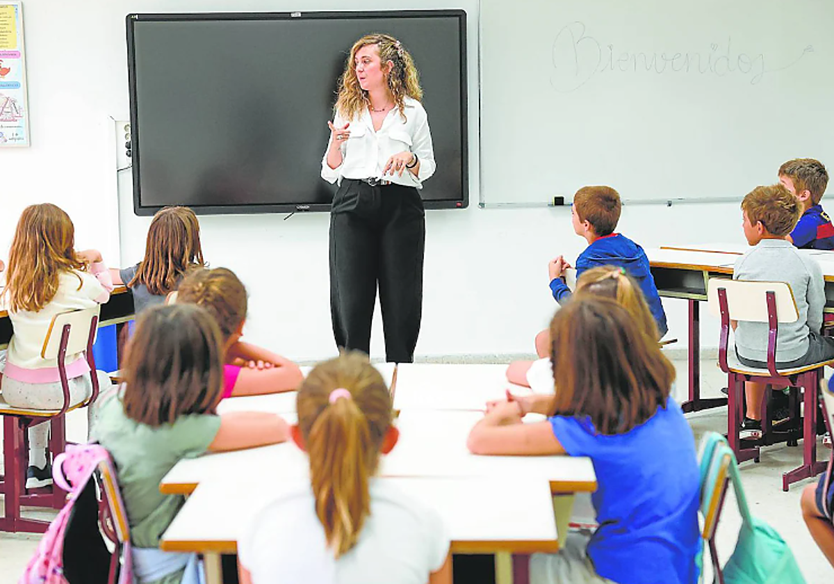 Una profesora de Educación Primaria, en foto de archivo
