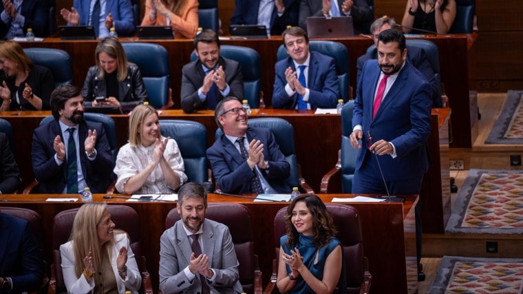 En primera fila, de derecha a izquierda, la presidenta Díaz Ayuso, el portavoz del Gobierno, Miguel Ángel García; y la consejera de de Economía, Rocío Albert; en la fila de arriba, interviene el portavoz del grupo parlamentario Popular, Carlos Díaz-Pache, y junto a él Alfonso Serrano, Elisa Vigil y Rafael Núñez Huesca